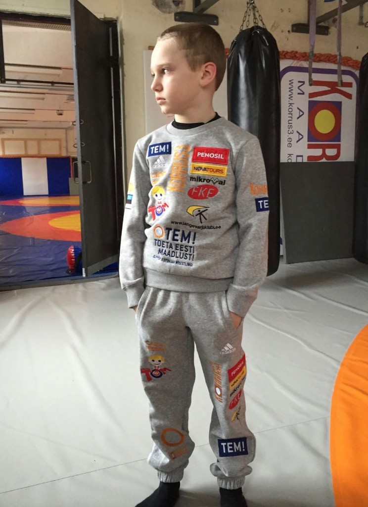 Caden Perry in Estonian wrestling team warm-ups